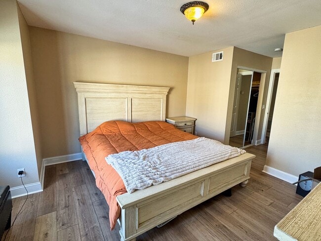 Building Photo - Beautiful and Bright 2-Bedroom Condo