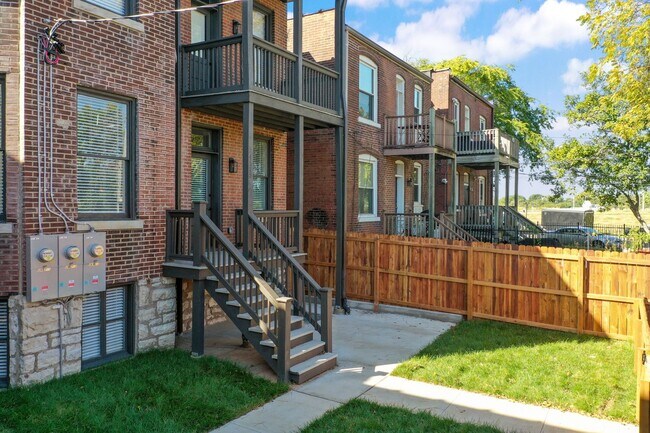 Building Photo - Perfect for BJC Residents/Frequenters