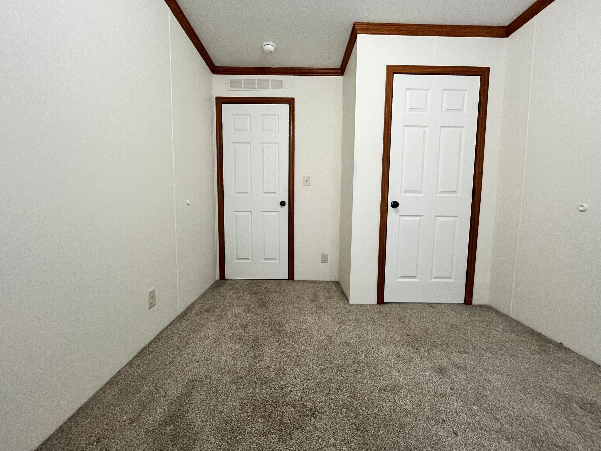 Building Photo - 1432 Iowa Dr