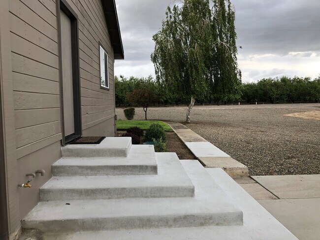 Building Photo - 1980 Sultana Dr