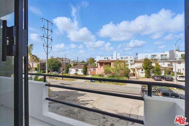 Building Photo - 1826 Overland Ave