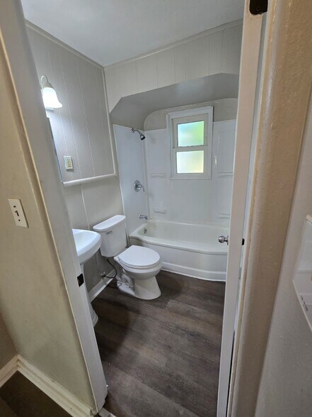 Building Photo - 9846 Dennis Dr