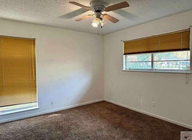 Building Photo - 18 Lanshire Dr