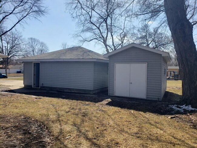 Building Photo - 10932 Russell Ave S