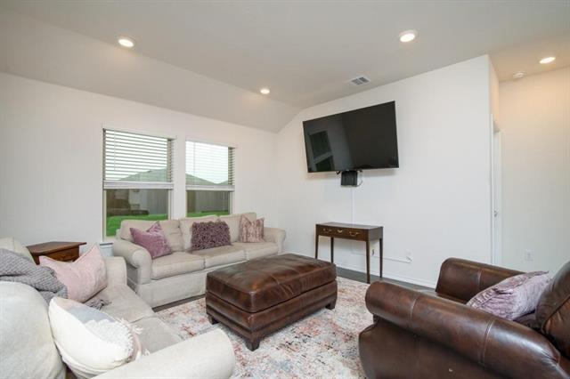 Building Photo - 1005 Whispering Oak Dr