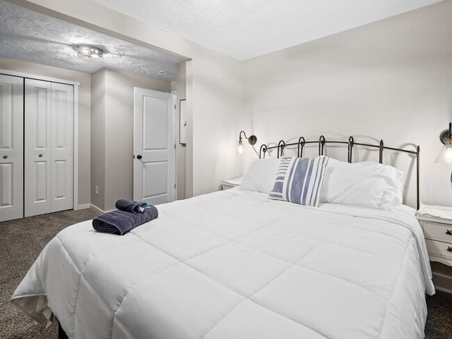 Building Photo - 7525 Lake Rd E