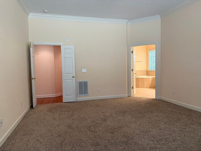 Building Photo - Stunning, Elegant Residence in Chapel Hill...