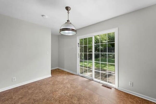 Building Photo - 5691 Victoryview Ln