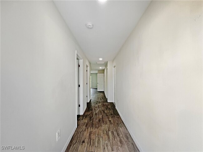 Building Photo - 1304 W 12th St