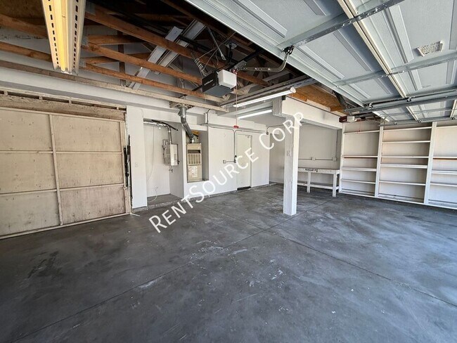 Building Photo - 40055 Castana Ln