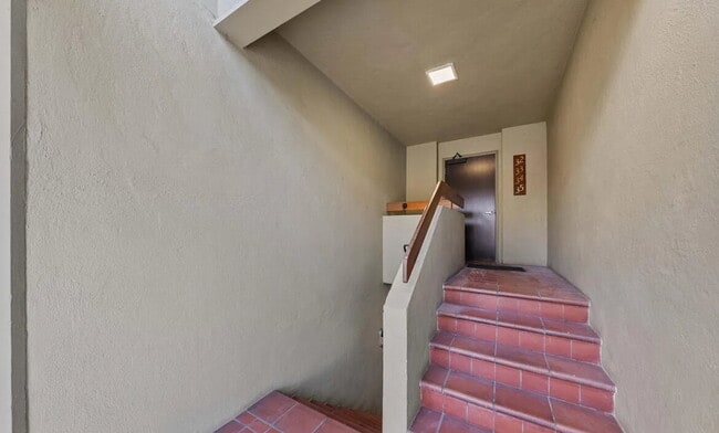 Building Photo - Spacious 1 bedroom 1 bathroom top floor unit in a highly desirable west side location!