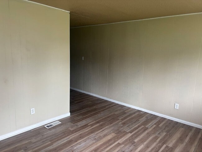 Building Photo - Spacious 3BD/1BA