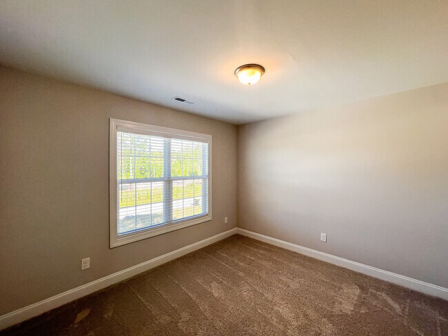 Building Photo - 172 Finch Ln