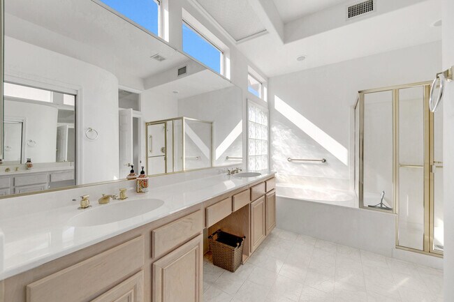 Building Photo - 78549 Links Dr