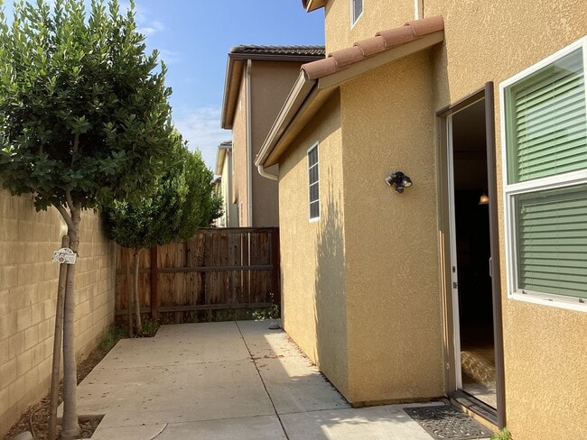 Building Photo - 7082 N Refinement Dr