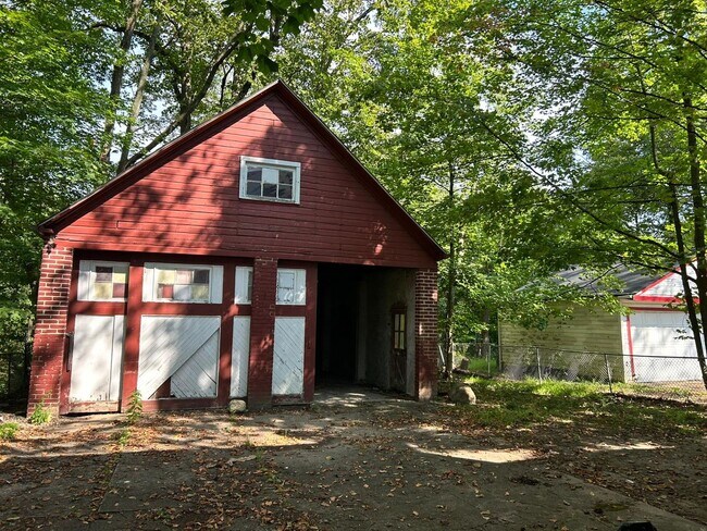 Building Photo - Charming & Spacious Single-Family Home – Pets Welcome!