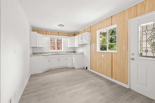 Building Photo - Charming 4 Bedroom, 2 Bathroom house
