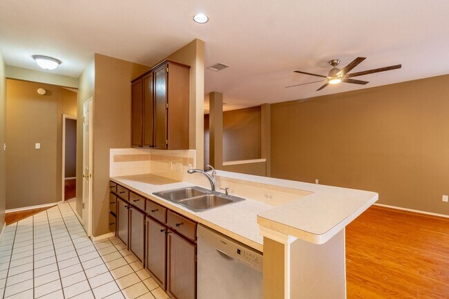 Building Photo - 4 bedroom, 2 bathroom home in South Austin!