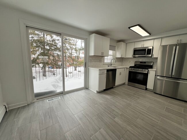 Building Photo - 18 Hill Rd