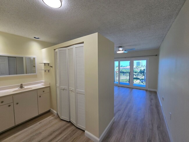 Building Photo - Penthouse in the Racquet Club annual rental!