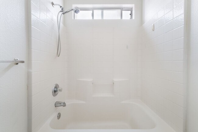 Building Photo - Spacious Henderson Townhome with Modern Up...