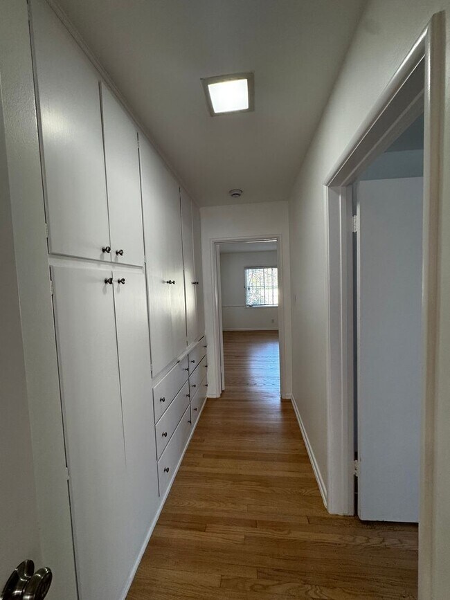 Building Photo - SPACIOUS 3 BEDROOM 2.5 BATH IN THE HEART OF LOS FELIZ