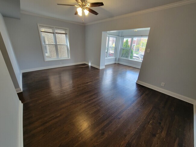 Building Photo - 4849 N Sawyer Ave