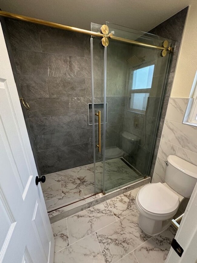 Building Photo - Stunning 4-Bedroom Home with Designer Fini...