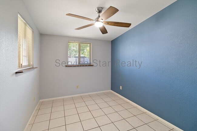 Building Photo - 713 W Alamo Dr