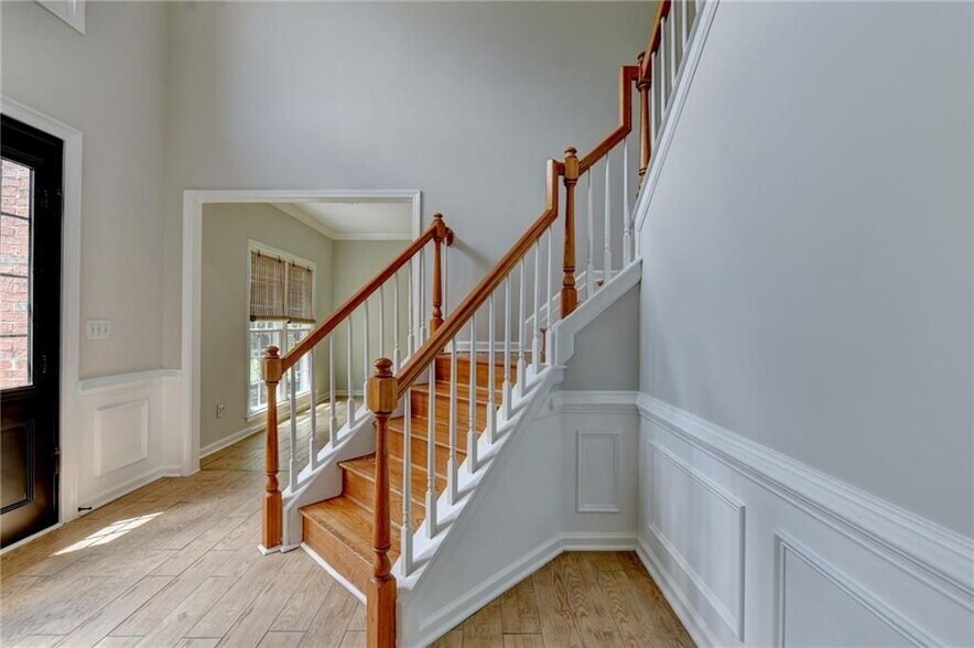 Building Photo - 2835 Crestmont Ct