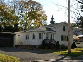 Building Photo - Beautiful 3 bdrm Home! Double Lot!