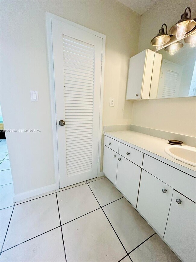 Building Photo - 100 Lincoln Rd