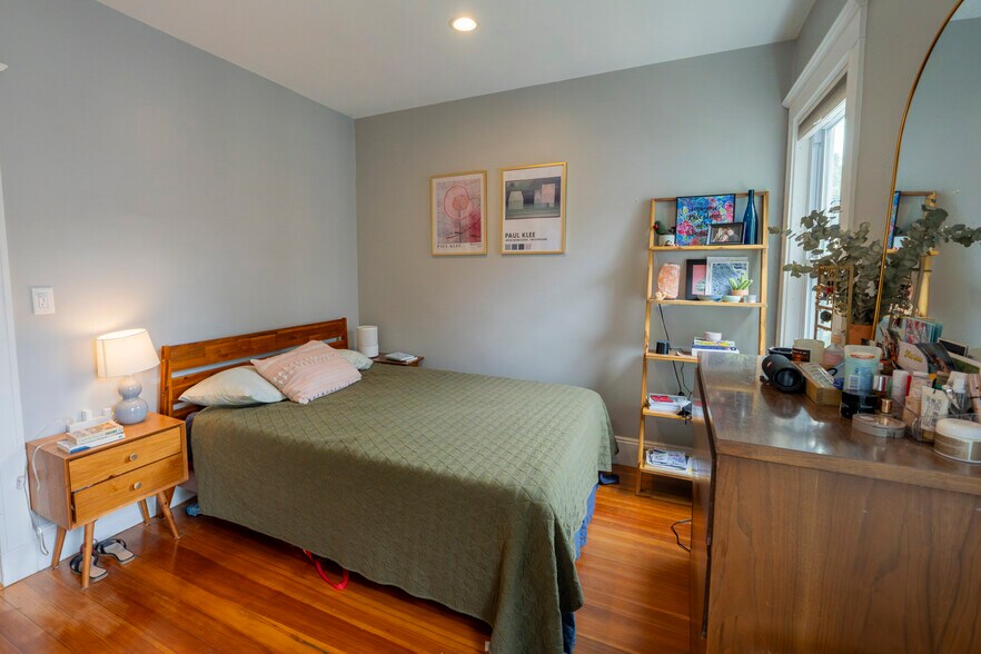 Building Photo - 15 Castleton St