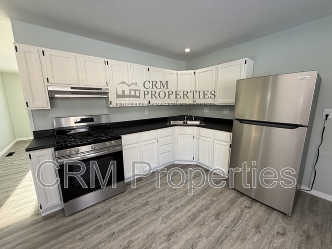 Building Photo - 806 Maumee Dr