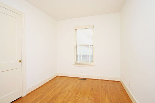 Building Photo - Charming Home With Fenced Yard