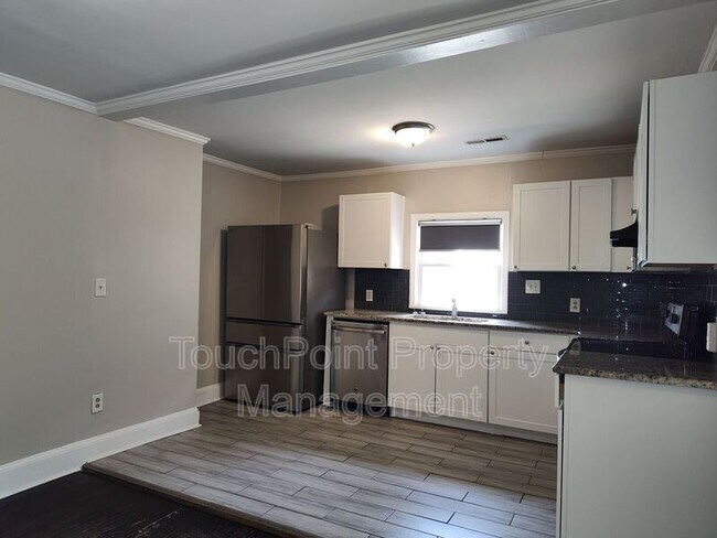 Building Photo - 1405 Shamrock Dr