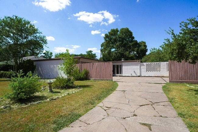 Building Photo - 7914 Braes Meadow Dr