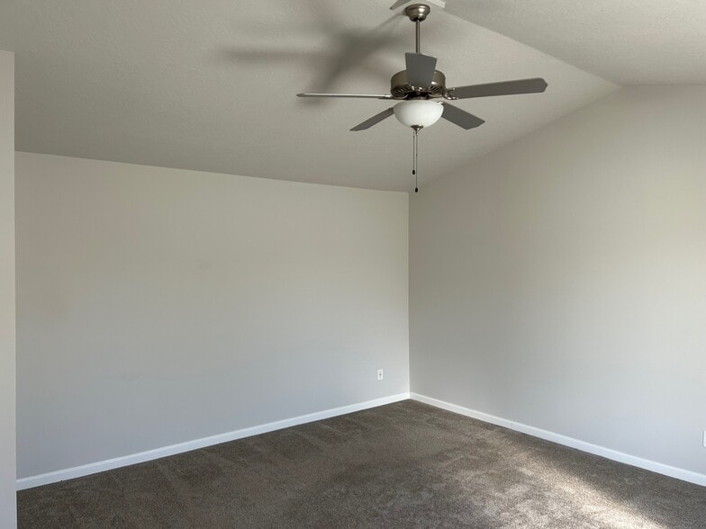 Master Bedroom (spacious) - 4546 Sagecrest Dr NE