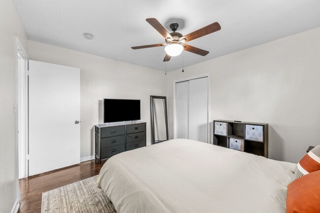 Building Photo - Gorgeous Furnished Two Bedroom in Sloans L...