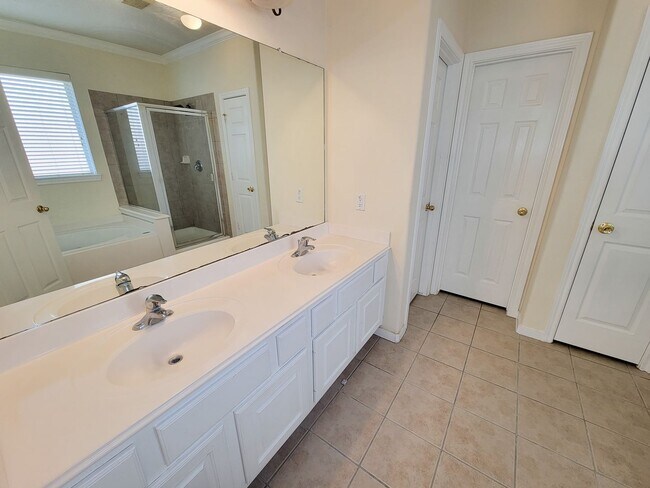 Building Photo - Fantastic looking 4 bedroom and 2 bathroom home in a great neighborhood nestled in the heart of S...
