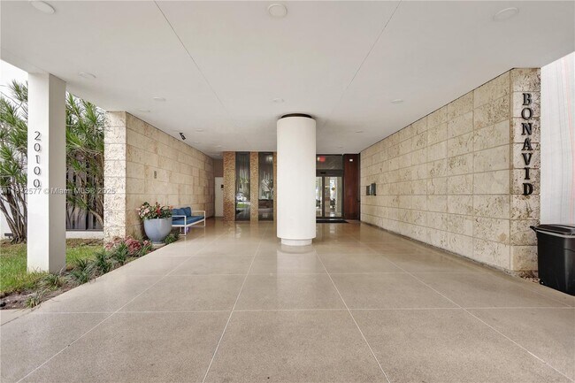 Building Photo - 20100 W Country Club Dr