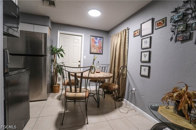 Building Photo - 2406 Linhart Ave