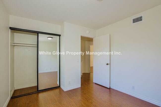 Building Photo - Stylish 2 Bed, 2 Bath End-Unit Condo in Mi...