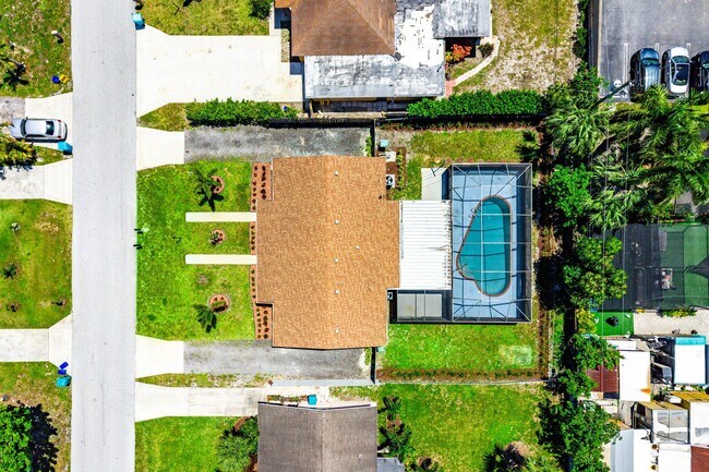 Building Photo - 134 SW 14th Ave