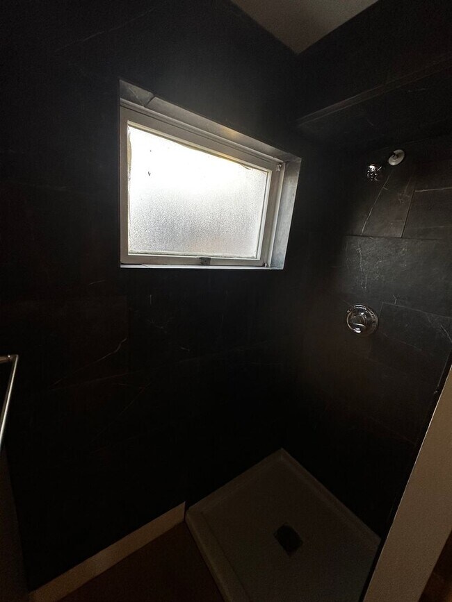 Building Photo - Recently Remodeled 3 Bed 2 Bath with Additional Finished Room