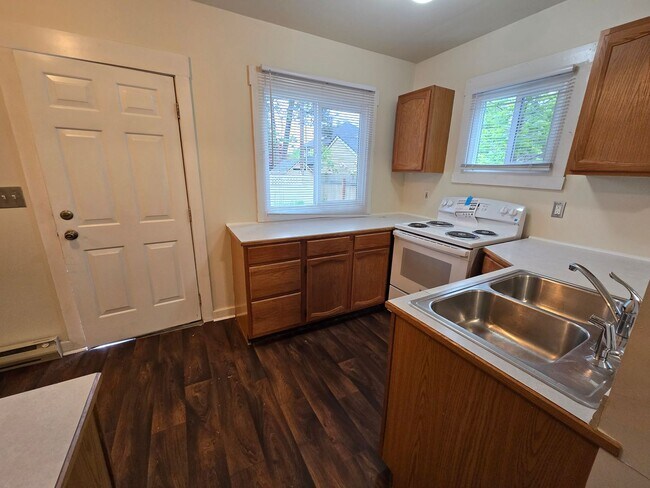 Building Photo - South Hill Home!! Available Now!