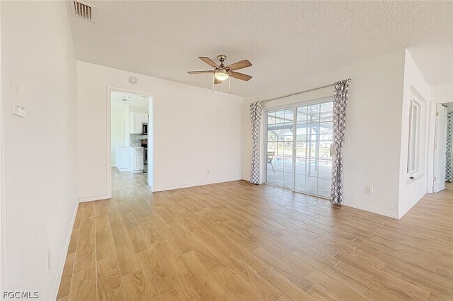 Building Photo - 1458 Alwynne Dr N