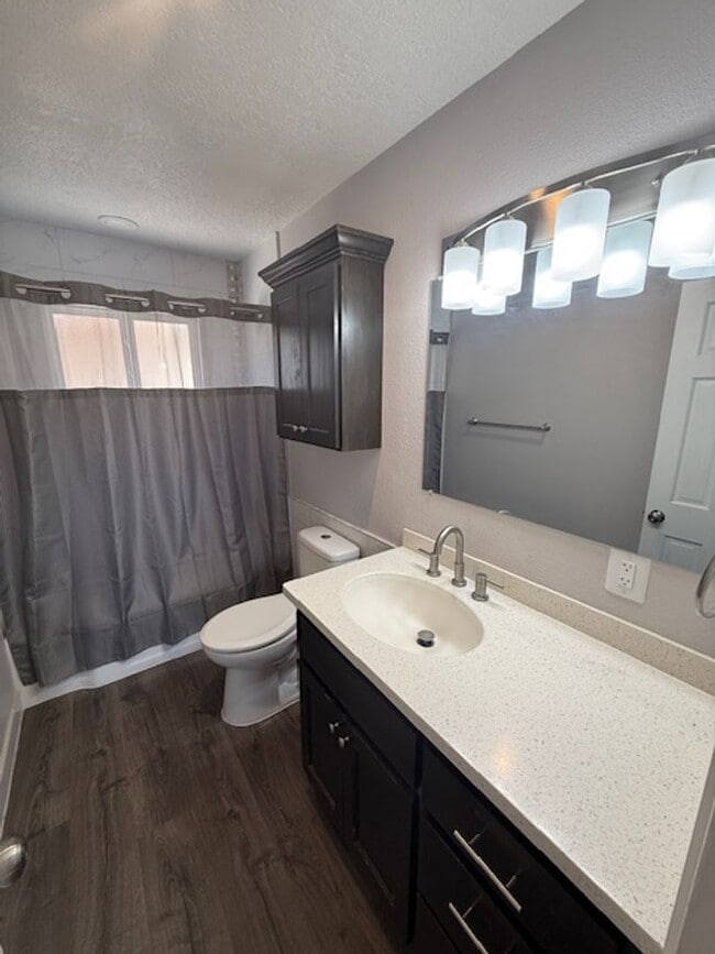 Building Photo - Beautiful 3 bedroom 2 bath 2 car garage ho...