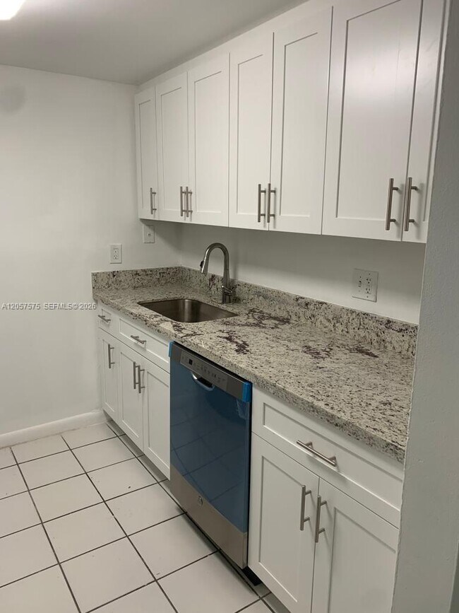 Building Photo - 14221 N Kendall Dr