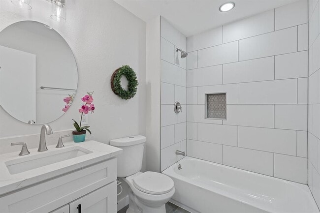 Building Photo - 711 Santa Rosa Dr